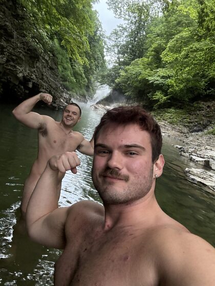Sólo dos hermanos van al río. ¿Quién quiere venir?