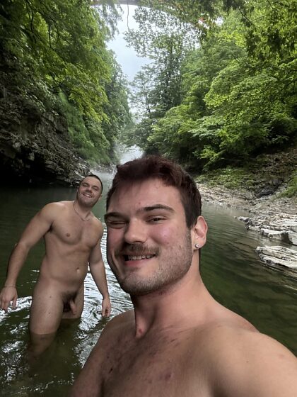 Juste deux frères qui vont à la rivière.  Qui veut venir avec ??