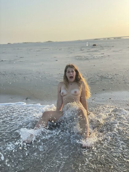 O marido me pediu para abrir as pernas para a próxima enquanto tentava uma sessão de fotos sexy na praia.Não sei se essa é a foto de “buceta bem aberta” que ele estava procurando ??
