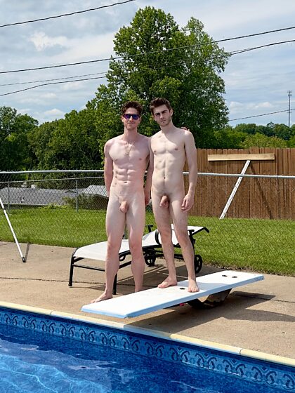 Deux frères qui vont nager, qui veut se joindre à nous ?
