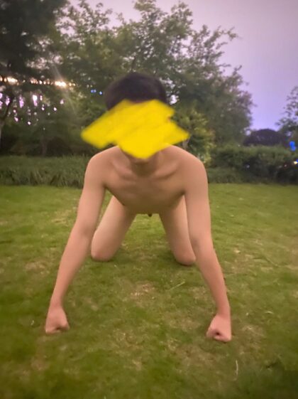 völlig nackt im Park (19 Jahre alt)