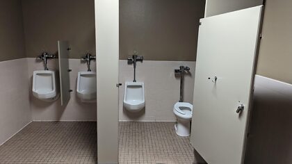 Disposição interessante do banheiro para cruzeiros