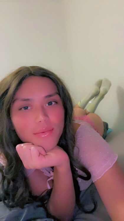 #London - 23 sissy, would you rather fuck a blonde or brunette