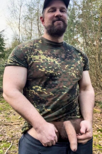 La guardia forestale ti ha sorpreso a masturbarti nella foresta.  Cosa stai facendo?.