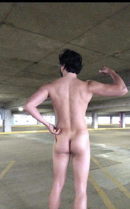 Completamente desnuda en el estacionamiento