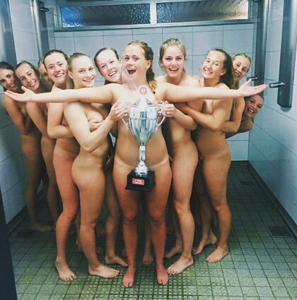 Seleção Dinamarquesa de Handebol comemorando nua no chuveiro