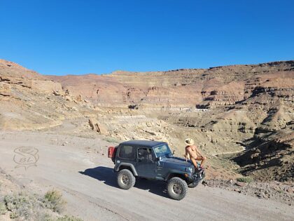 Dymiąca górska droga Jeepa'n Utah