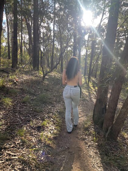 Las caminatas sin camisa bajo el sol de la tarde se terminan mejor con un poco de diversión arriesgada