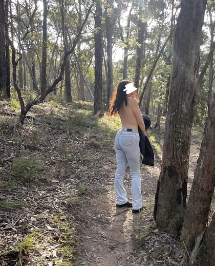 Las caminatas sin camisa bajo el sol de la tarde se terminan mejor con un poco de diversión arriesgada