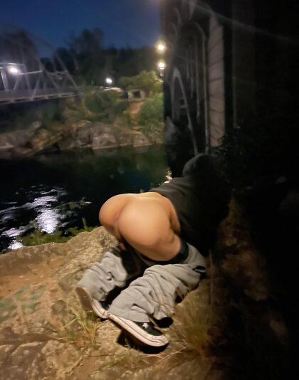 Golpea mi culo debajo del puente