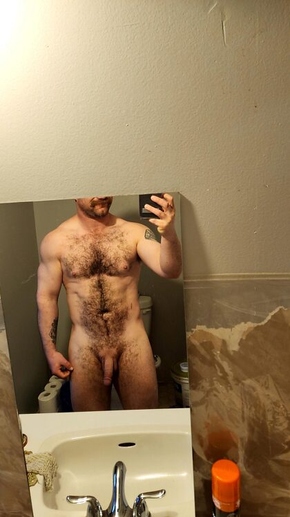 Any boys wanna tickle this daddy in the shower ?