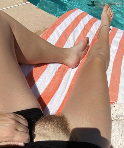 I brought my hairy pussy to the pool just for you to eat