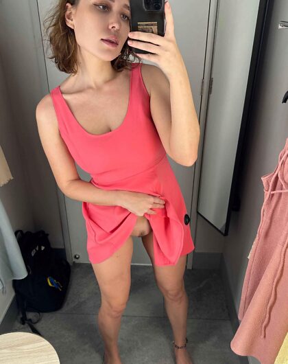 新しい服を買うためにショッピングモールに行きましたが、どちらが良いと思いますか？
