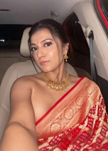 Chica sexy vestida de sari rojo desnuda