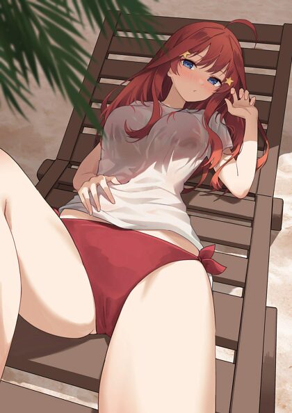 Itsuki tomando el sol en la playa