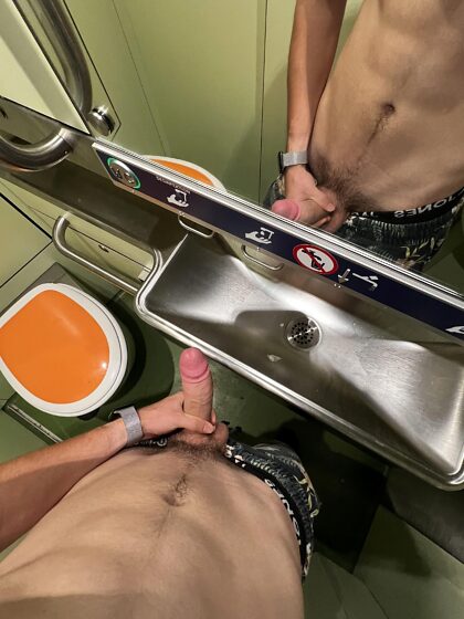 電車のトイレでこの18歳のチンコをしゃぶってくれませんか？
