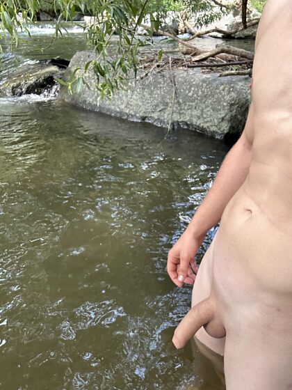 Hoje fui nadar nua no rio mais próximo ☺️