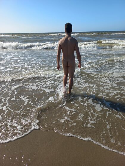 Viaje desnudo a la playa en solitario