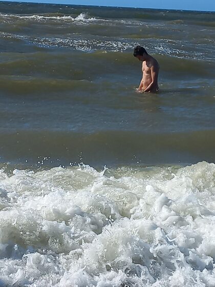 Samotna wycieczka nago na plażę