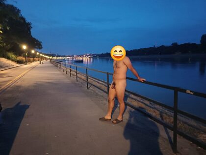 Nuda in vacanza.  Piccola passeggiata