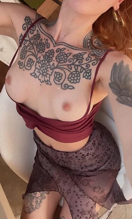 Brüste und Tattoos machen jedes Outfit besser