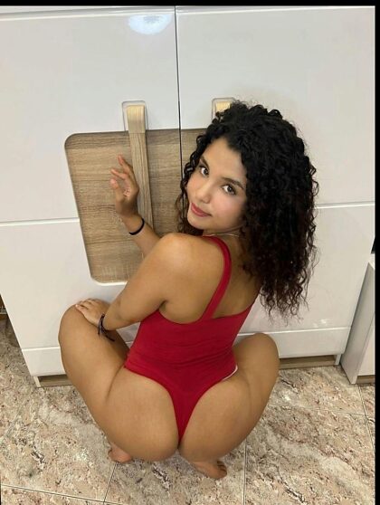 Minha bunda latina precisa muito do rosto de um cara mais velho..