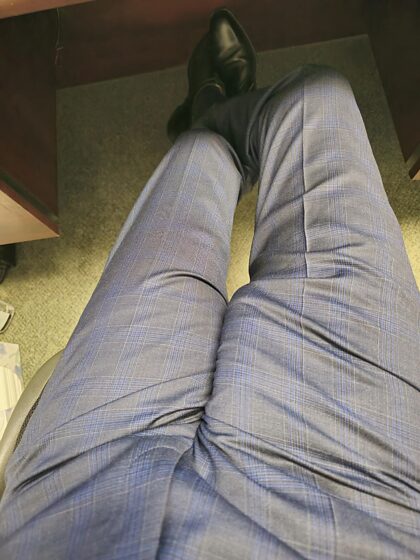 Wszyscy w pracy gapią się na mojego 7-calowego miękkiego penisa w spodniach. Ty też byś się tak gapił?