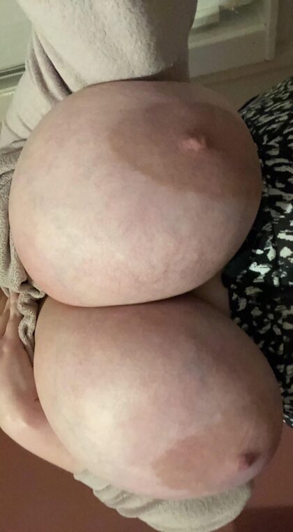 ¿Quién será mi novio o mi mejor amiga? Debe amar los tiddies enormes y venosos del tamaño de un globo.