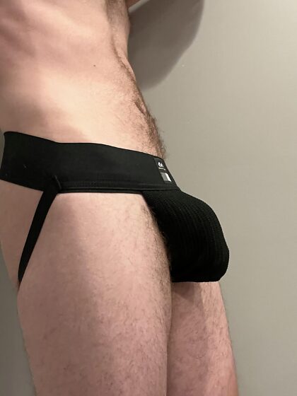 Endlich habe ich einen Jockstrap!  Das wollte ich schon lange!  Jetzt habe ich die ganze Kollektion.  Boxershorts, Slips, Boxershorts und einen Jockstrap.  Was gefällt euch am besten?  Und was soll ich mir als Nächstes zulegen?