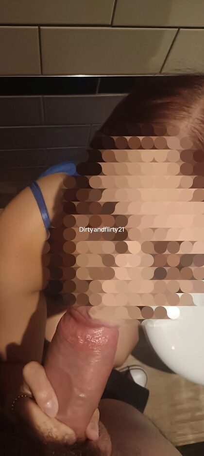 Letzte Nacht habe ich meinen Cuckold ans Bett gefesselt, während ich mich zurechtgemacht habe, um mit meinem Bullen etwas trinken zu gehen. Er konnte sich nur vorstellen, was passierte, während er sich in seinem engen kleinen Käfig anstrengte …