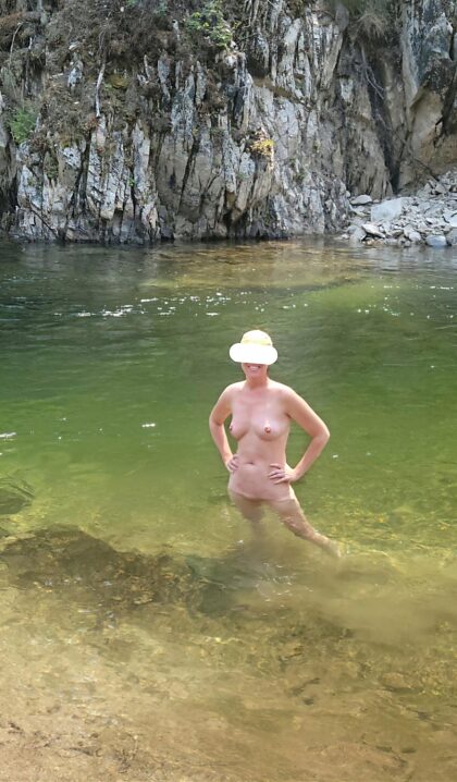 Refrescándose en el río