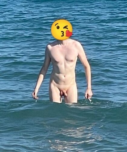 Nuda in spiaggia