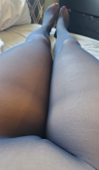 My cameltoe is so cute in seamless tights..