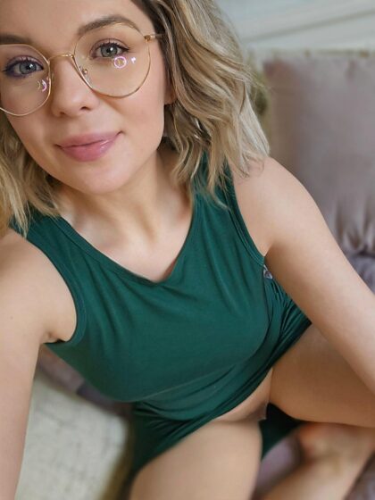 I think there is something insanely sexy about a woman wearing glasses