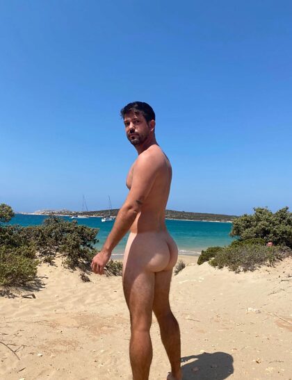 Justo antes de que mi marido me follara en la playa delante de todos los que vinieron a verme.