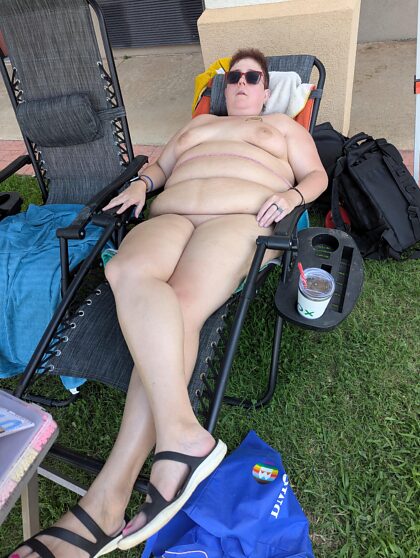 Siesta en la fiesta de la piscina