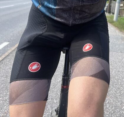 Viajar con pantalones cortos de ciclismo desgastados era un poco vergonzoso.