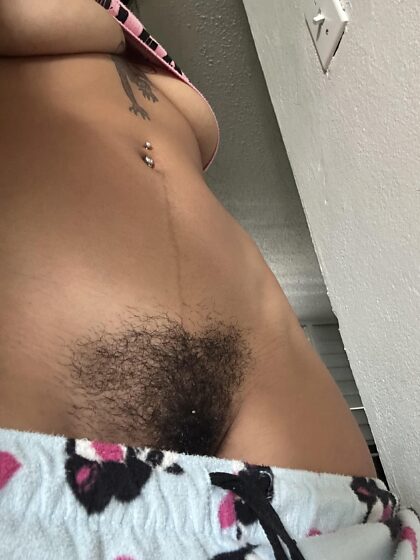 Las chicas calientes tienen coños peludos