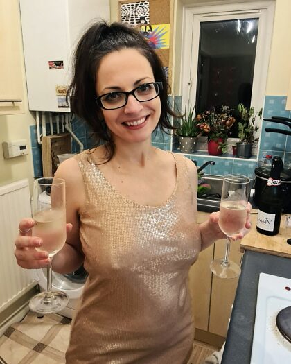 What can be better on a Friday night than a Milf offering you bubbly? 47F