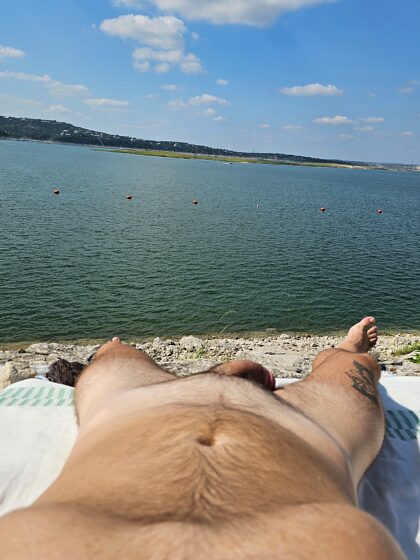 ¡Un poco de tiempo desnudo en el lago!