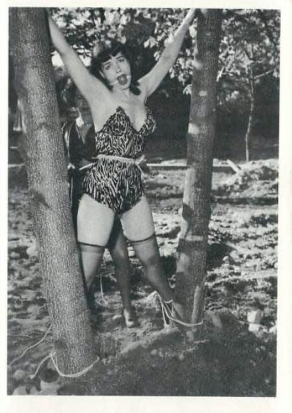 Bettie Page gefesselt