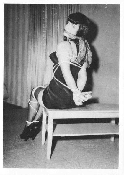 Bettie Page gefesselt