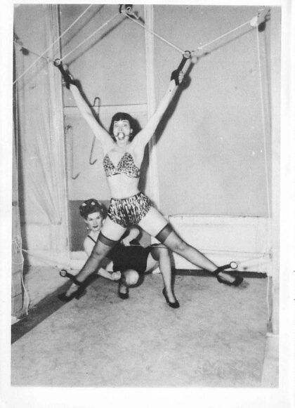 Bettie Page atada