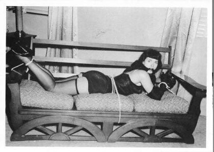 Bettie Page ligotée