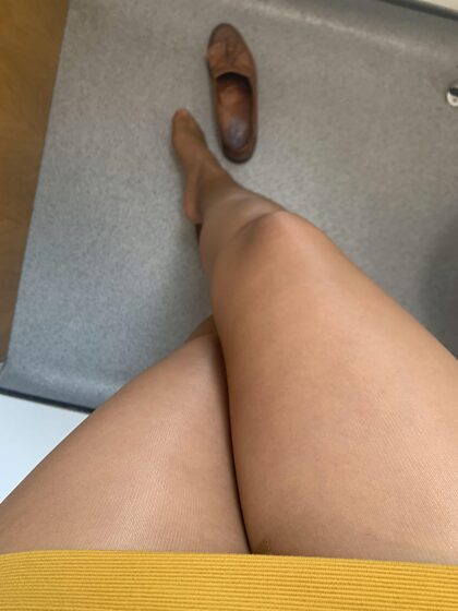 Problème au bureau : quelle couleur va le mieux à mes jambes ? Nude ou noir ?