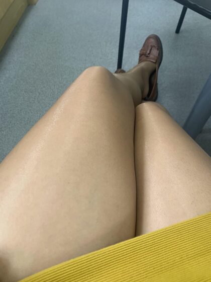 Problème au bureau : quelle couleur va le mieux à mes jambes ? Nude ou noir ?