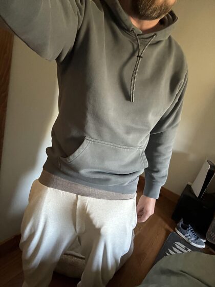 Le sweat-shirt gris classique fait des rondeurs