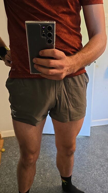 Acho que vou precisar usar calcinha com esses novos shorts de ginástica!