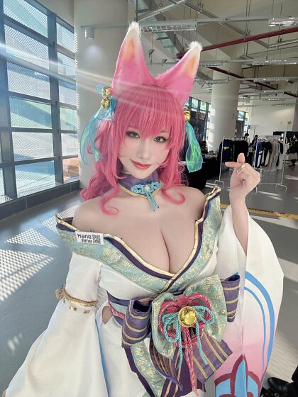 Cosplay de la flor espiritual de Ahri de Taipei de League of Legends 2024 PCS por HaneAme