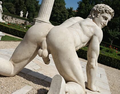 Questa nuova scultura aggiunge davvero un tocco di classe al giardino